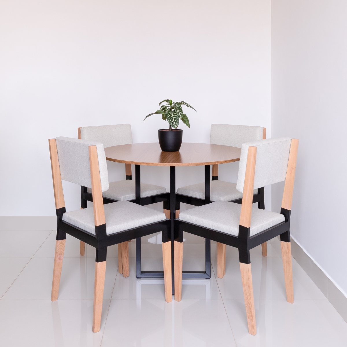 Mesa de jantar redonda Miró com base estilo industrial Miró 100cm Freijó para 4 lugares