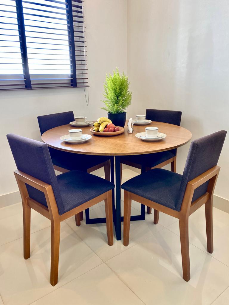 Mesa de jantar redonda Miró com base estilo industrial Miró 110cm Freijó