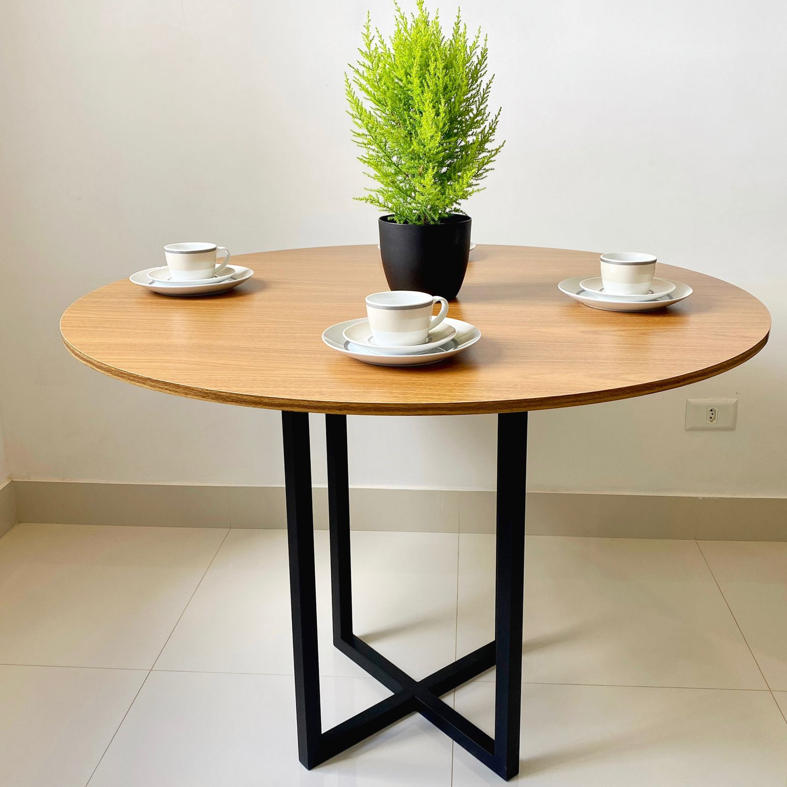 Mesa de jantar redonda Miró com base estilo industrial Miró 110cm Freijó