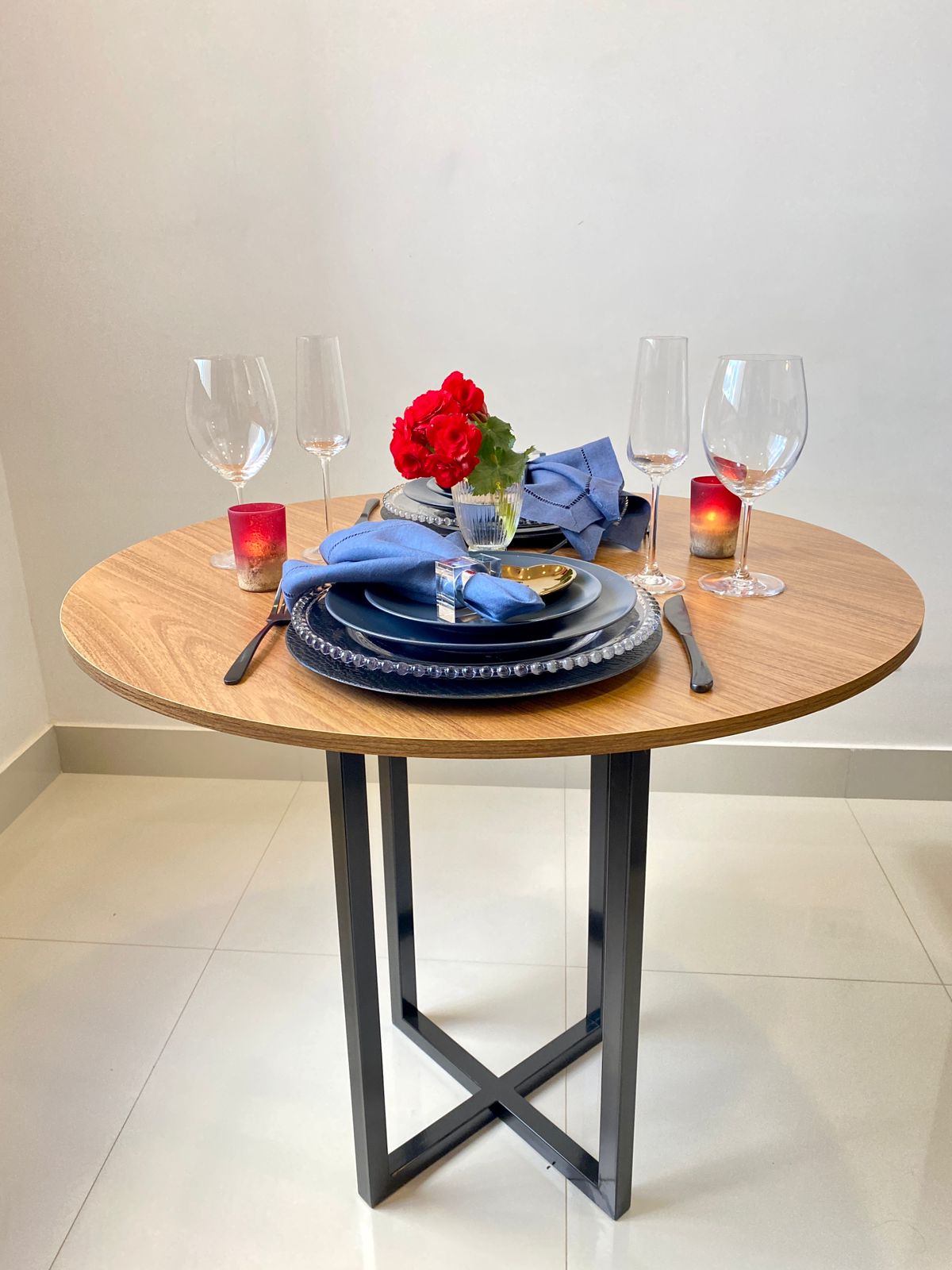 Mesa de jantar redonda Miró com base estilo industrial Miró 110cm Freijó
