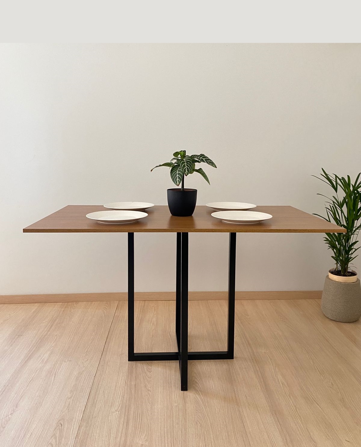 Mesa de jantar retangular 4 lugares Ipê Freijó 130x80cm moderna 