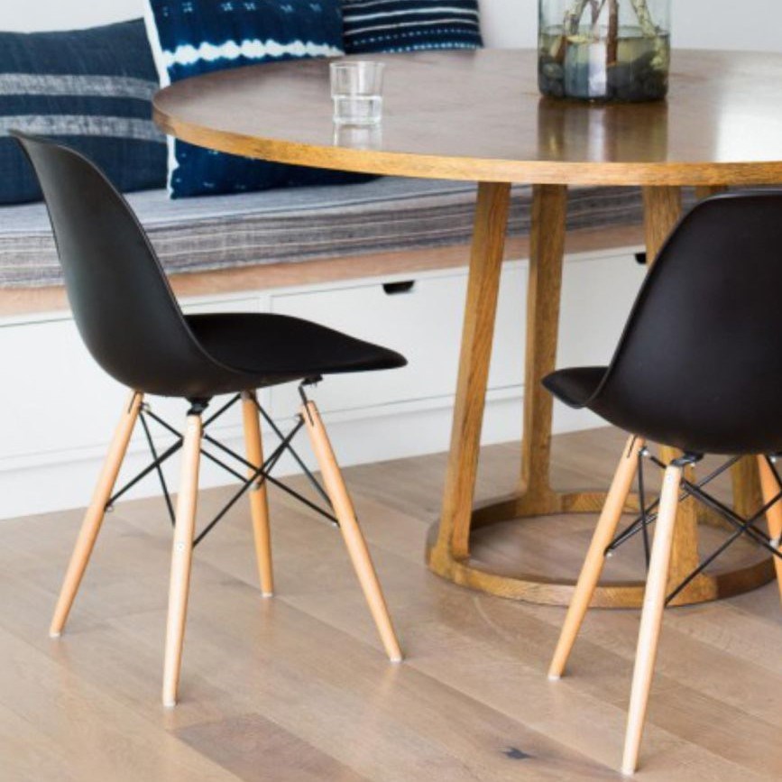 Cadeira Eiffel Charles Eames Preta com Base de Madeira DSW