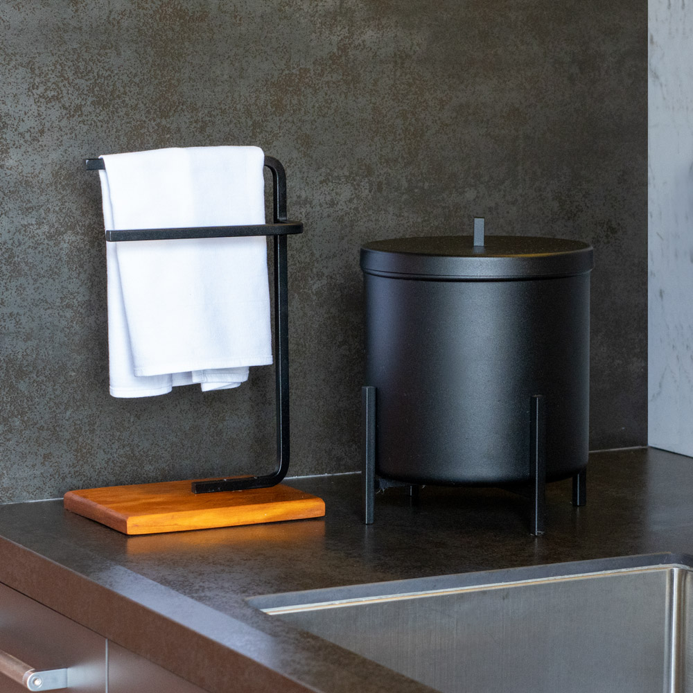 Lixeira e Porta Toalha Glam com Base de Madeira D09 Preto - Mpozenato