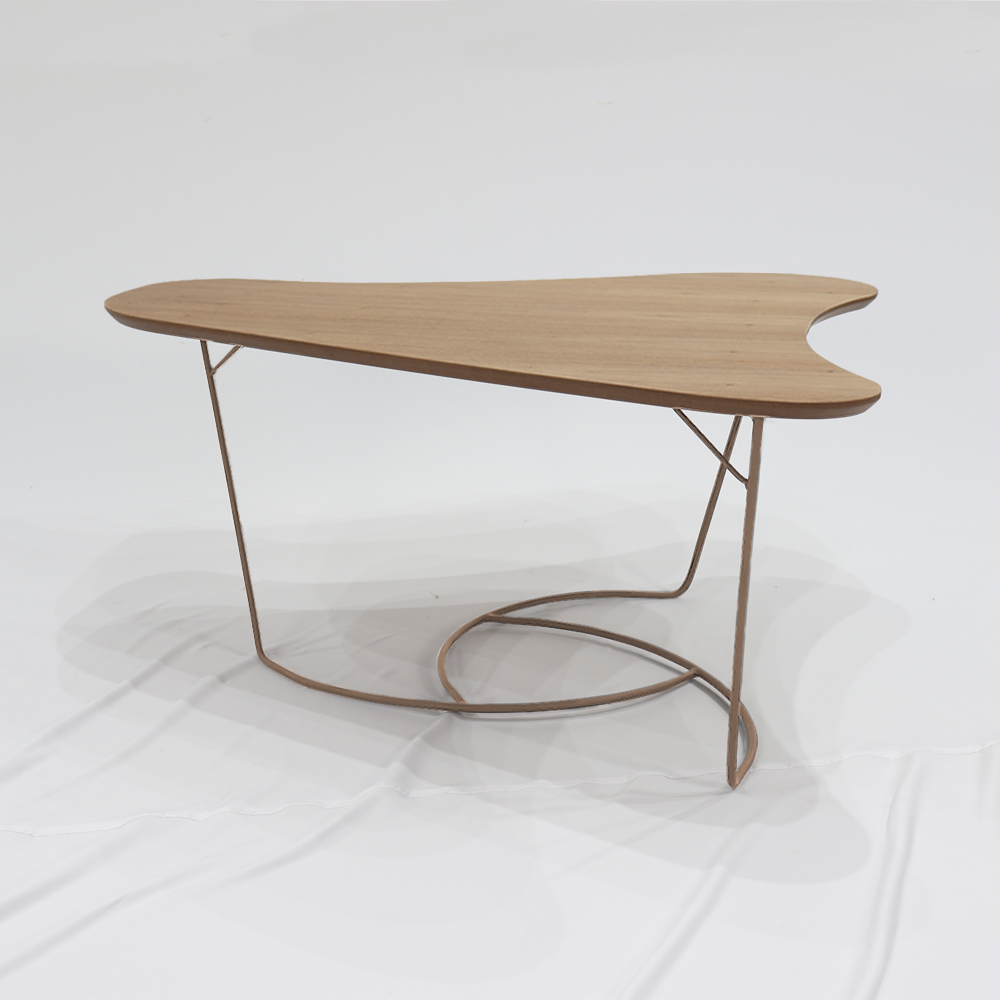 Mesa De Centro Boomerang Madeira Amendoa Base Metal Cobre Nacc