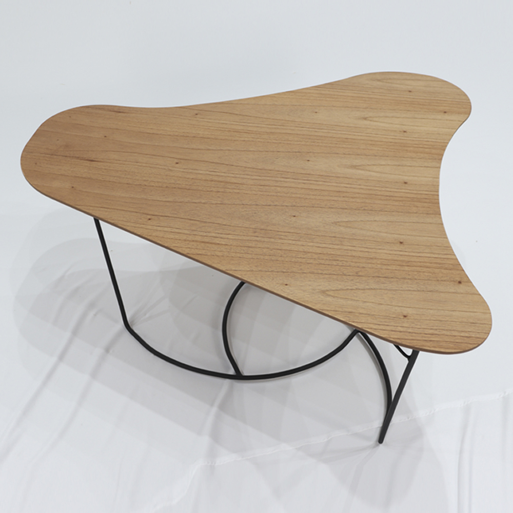 Mesa De Centro Boomerang Madeira Amendoa Base Metal Preto Nacc