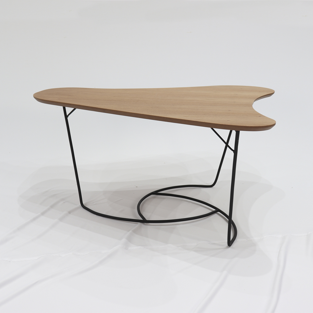 Mesa De Centro Boomerang Madeira Amendoa Base Metal Preto Nacc