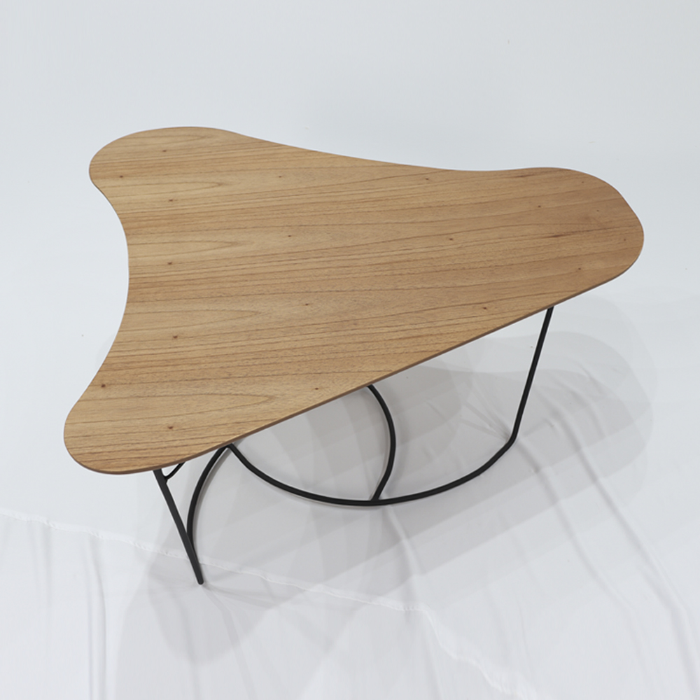 Mesa De Centro Boomerang Madeira Amendoa Base Metal Preto Nacc