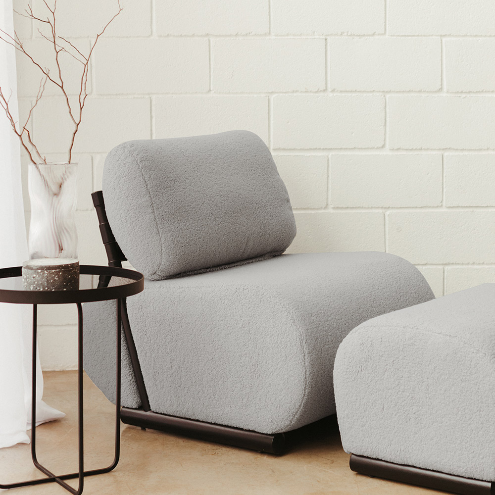 Poltrona Decorativa Athos Base Madeira Preto Bouclé Sheep Cinza - Nexta Casa