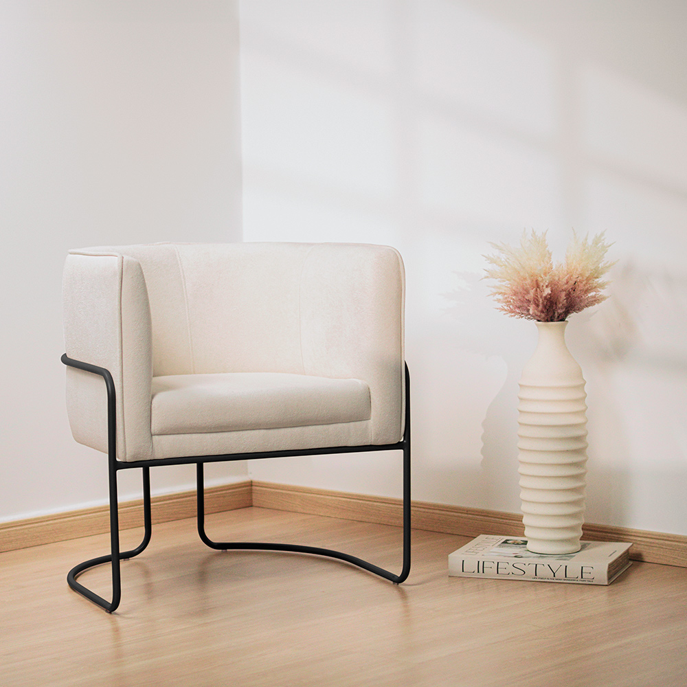 Poltrona Decorativa Betina Base Aço Preto Bouclé Off White - Nexta Casa