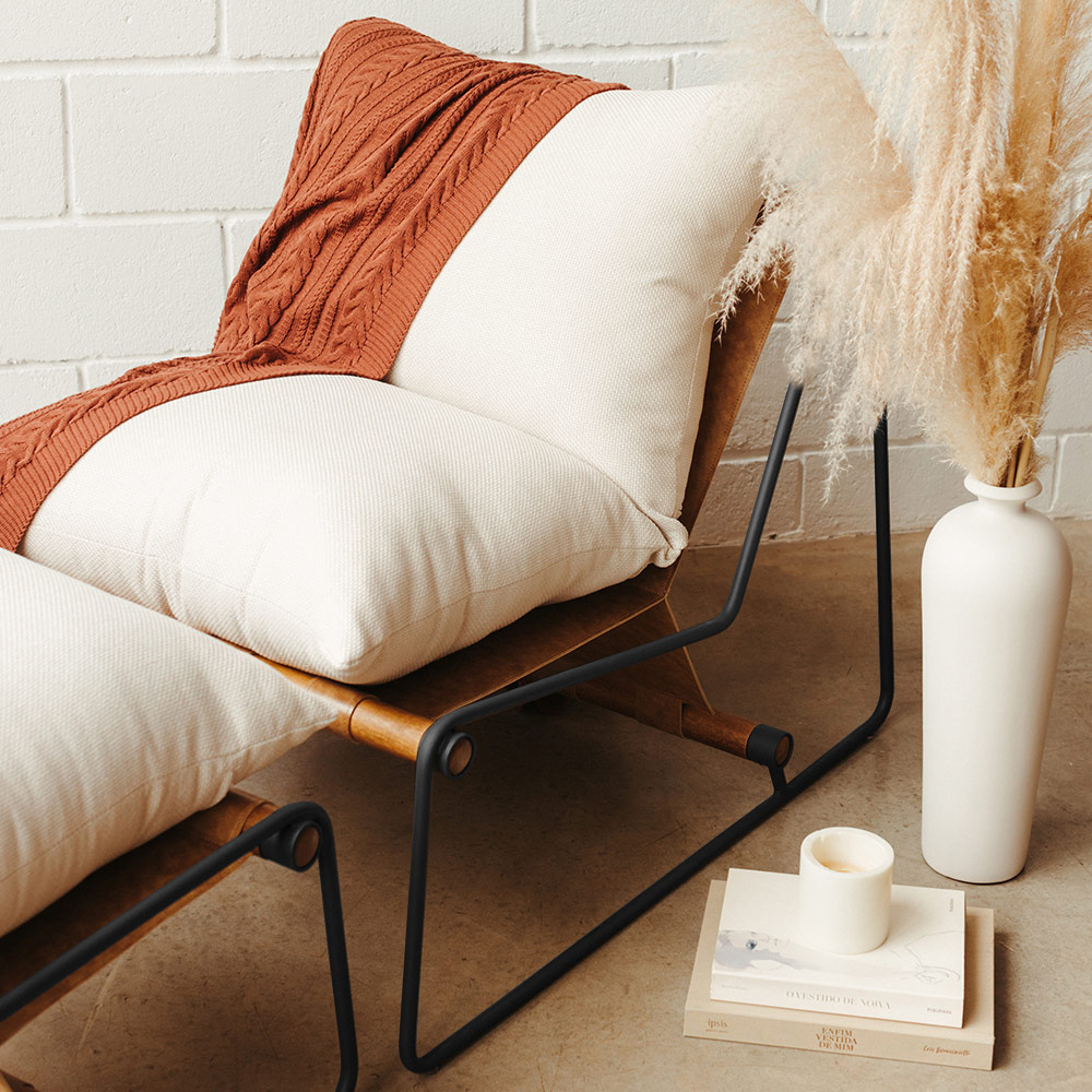 Poltrona Decorativa Turim Base Aço Preto Recouro Camel Linho Off White - Nexta Casa