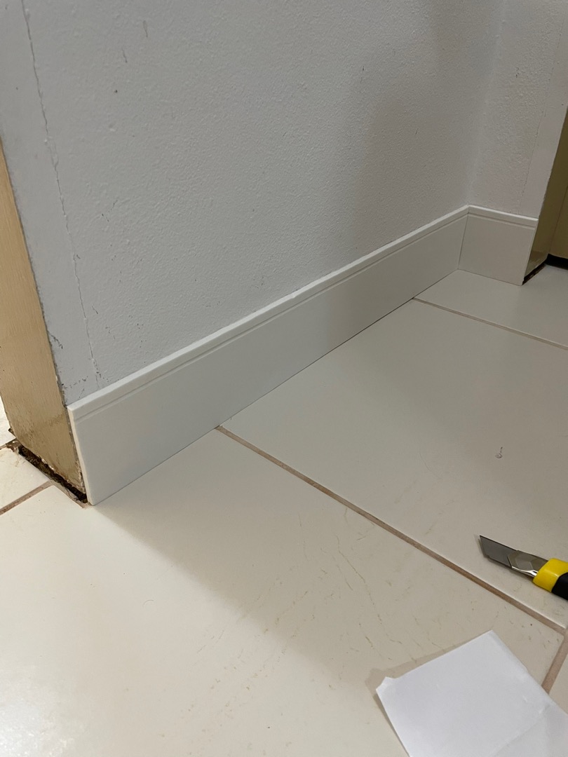 Rodapé Autocolante Flexível  - Boiserie Roda Meio Moldura Eva - 10cm 10 Metros