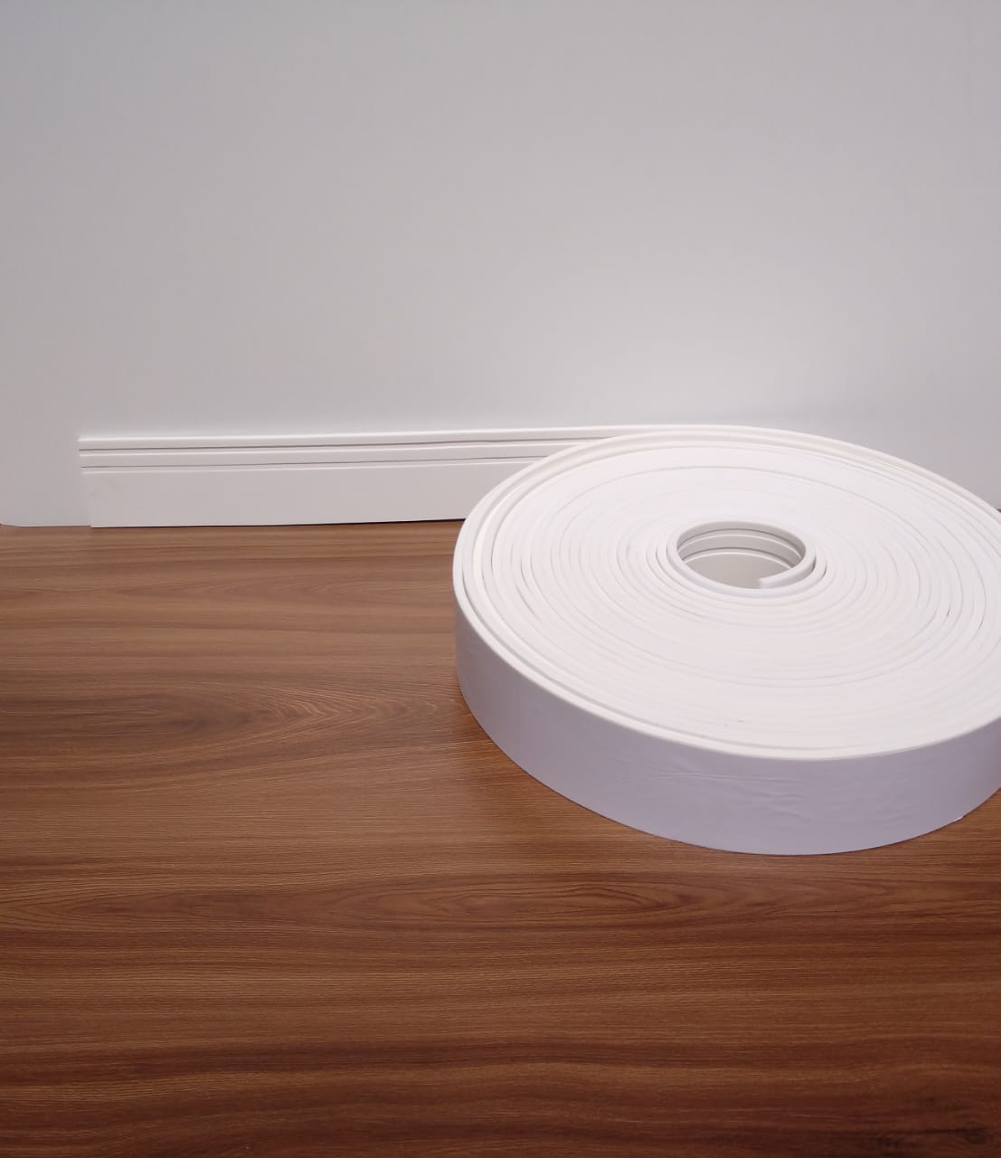 Rodapé Autocolante Flexível  - Boiserie Roda Meio Moldura Eva - 10cm 10 Metros