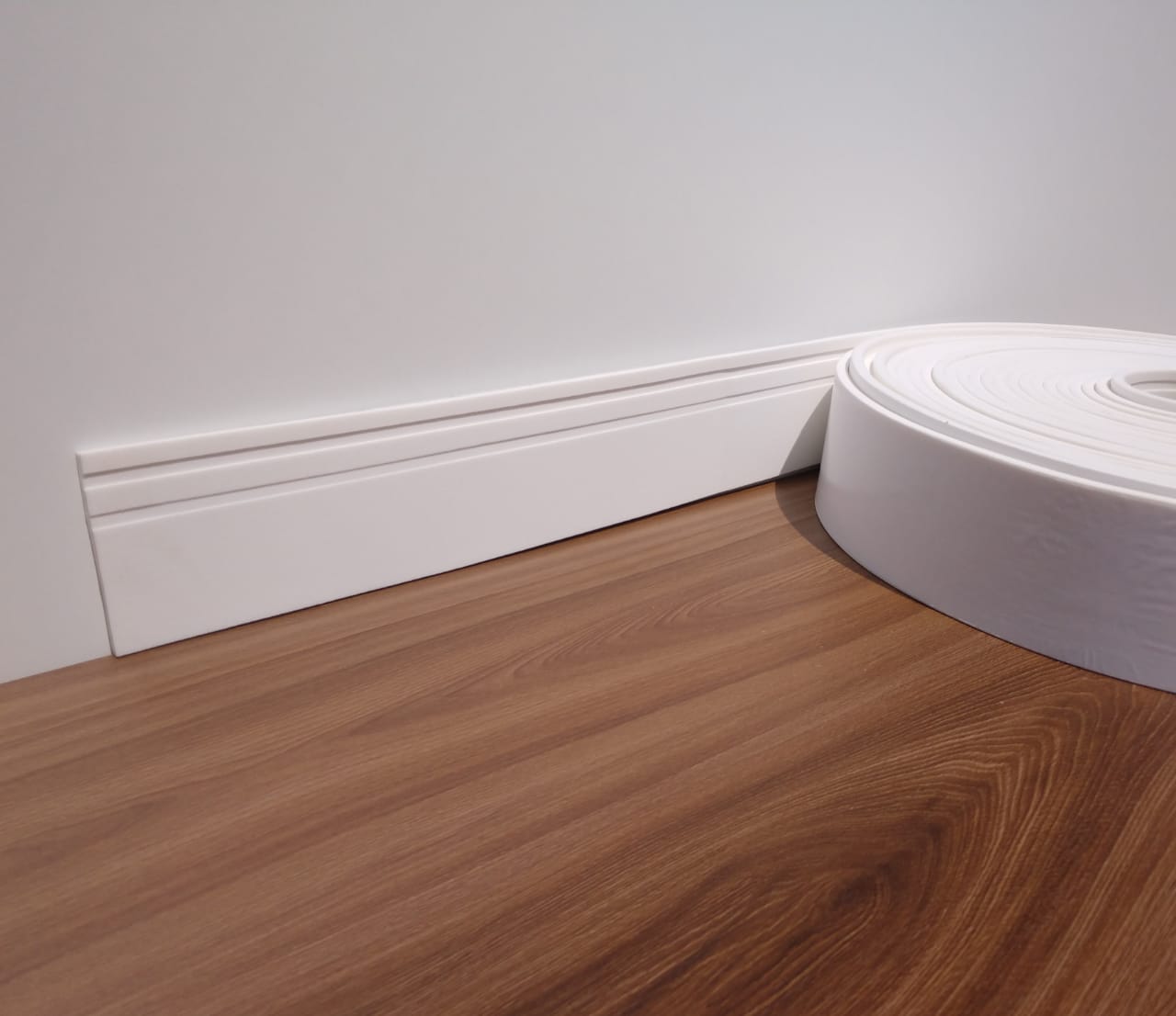 Rodapé Autocolante Flexível  - Boiserie Roda Meio Moldura Eva - 10cm 10 Metros