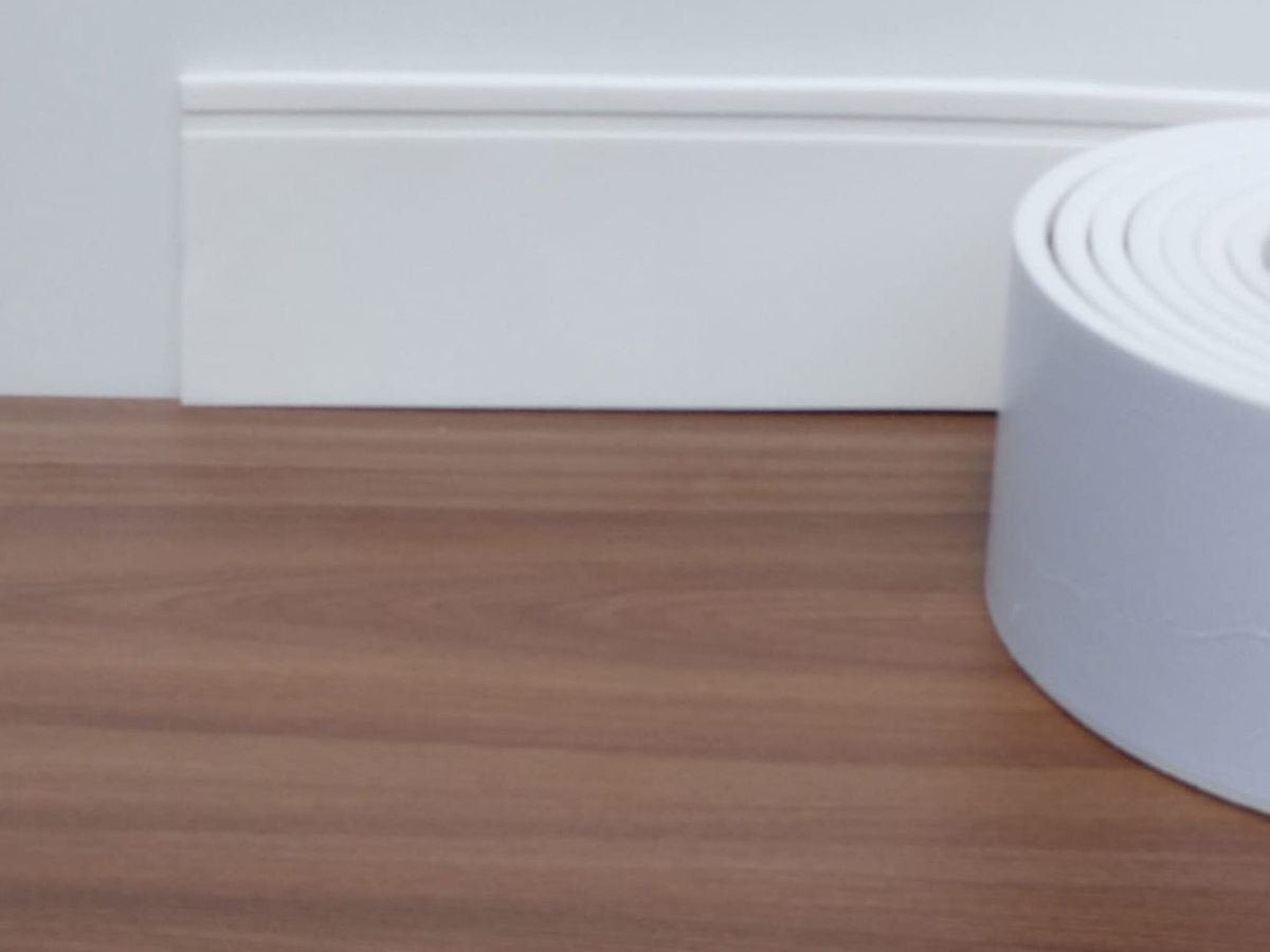 Rodapé Autocolante Flexível  - Boiserie Roda Meio Moldura Eva - 10cm 5 Metros
