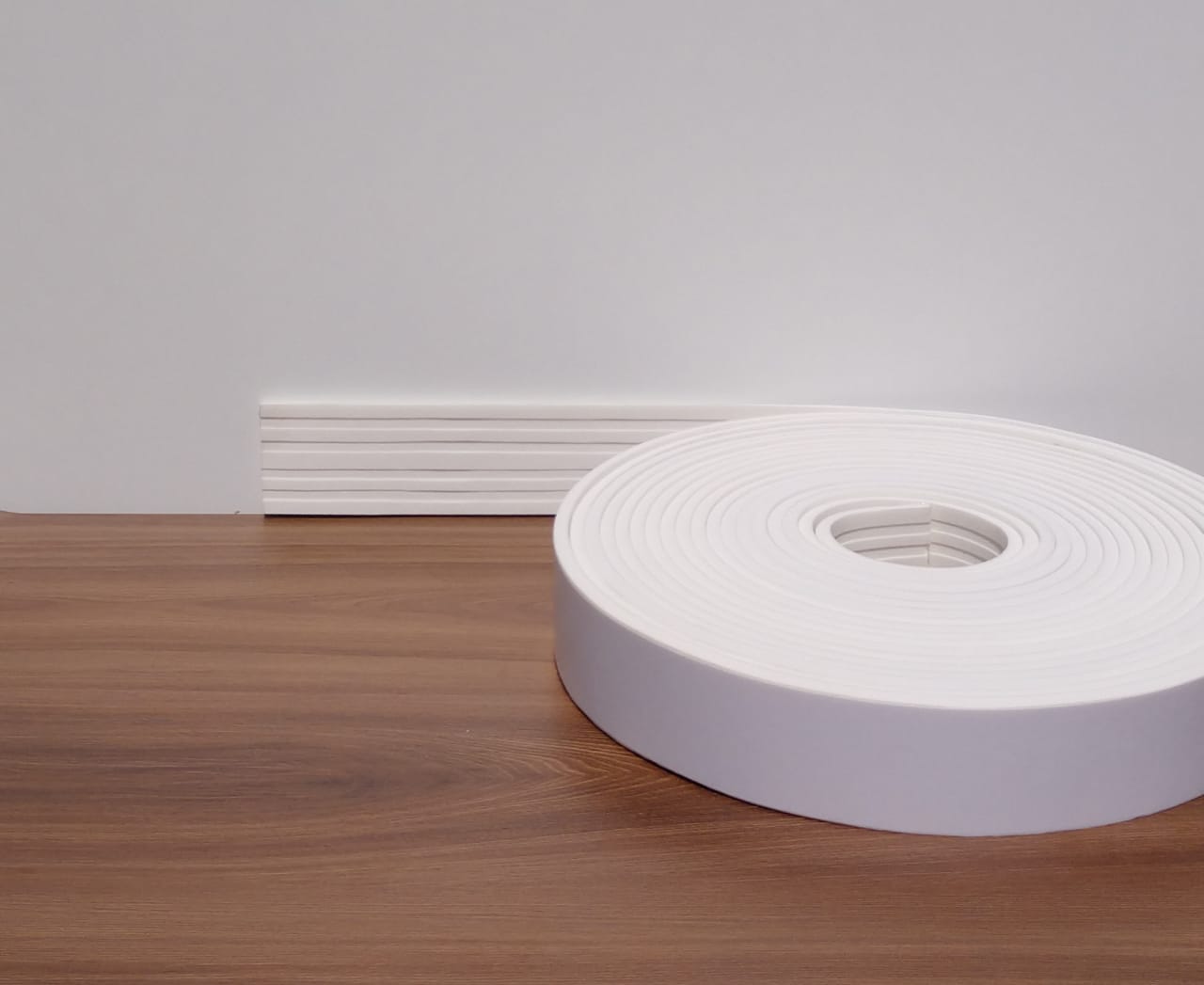 Rodapé Autocolante Flexível  - Boiserie Roda Meio Moldura Eva - 7cm 10 Metros