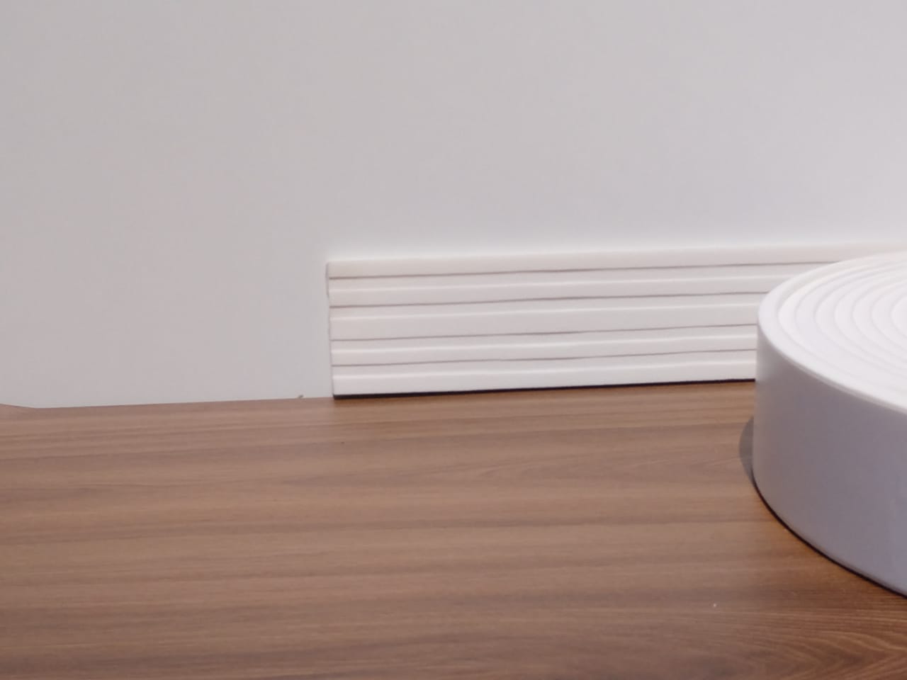 Rodapé Autocolante Flexível  - Boiserie Roda Meio Moldura Eva - 7cm 10 Metros