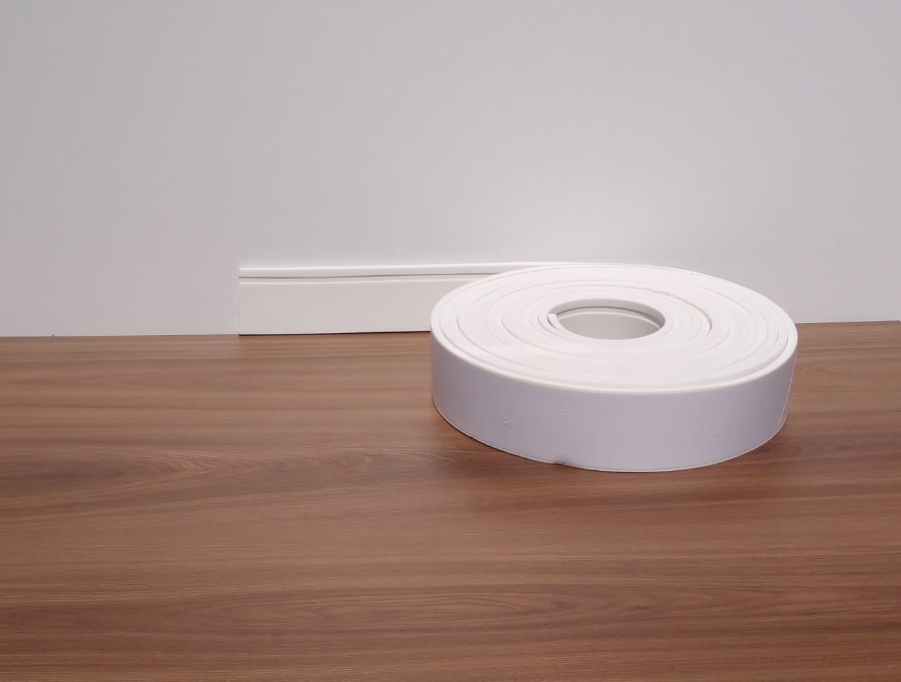Rodapé Autocolante Flexível  - Boiserie Roda Meio Moldura Eva - 7cm 5 Metros