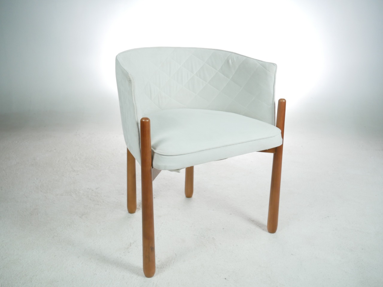 Kit 02 Poltronas Decorativa Sophia Para Sala, Tv, Estar, Recepção Base De Madeira - Suede Nude