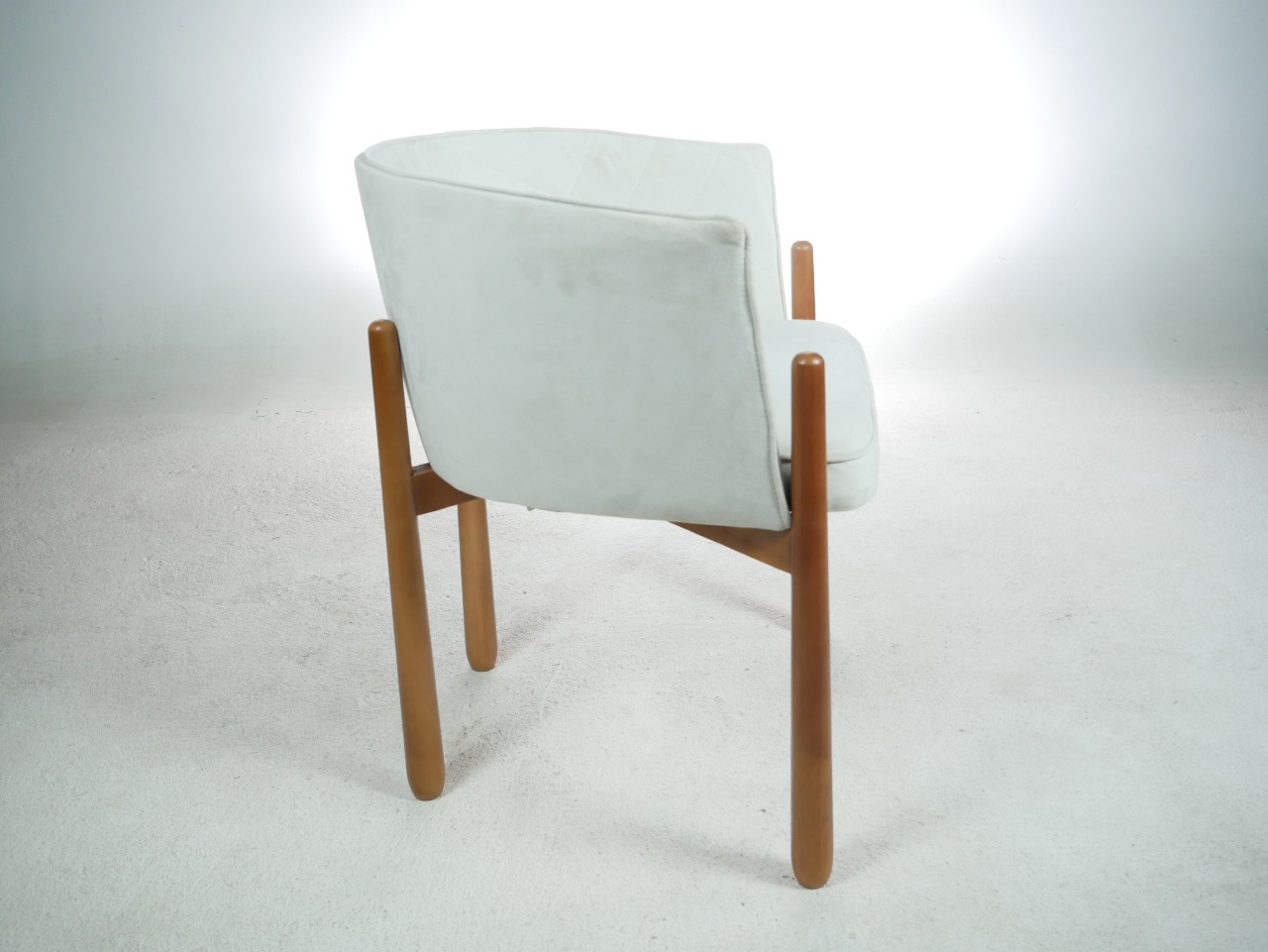Kit 02 Poltronas Decorativa Sophia Para Sala, Tv, Estar, Recepção Base De Madeira - Suede Nude