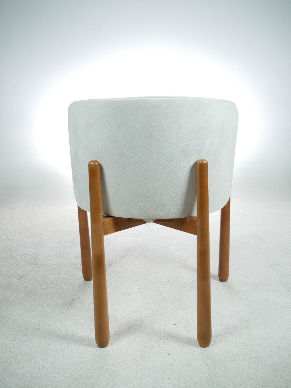 Kit 02 Poltronas Decorativa Sophia Para Sala, Tv, Estar, Recepção Base De Madeira - Suede Nude