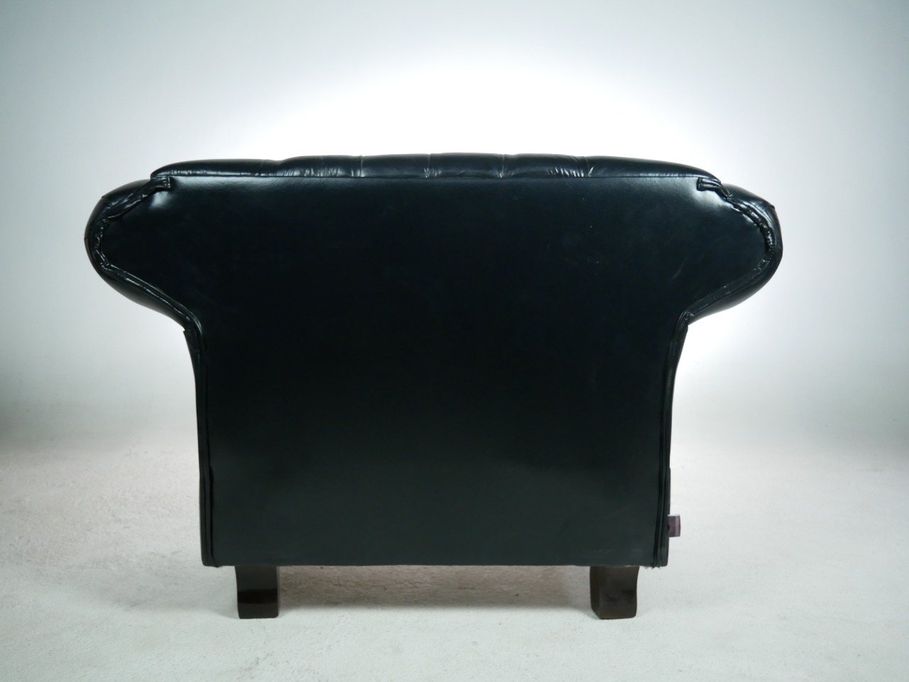 Kit 02 Poltronas Imperador com Puff Banqueta Chesterfield Pé Madeira - Corano Preto
