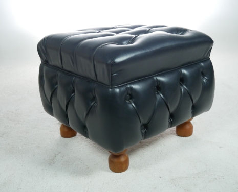 Kit 02 Poltronas Imperador com Puff Banqueta Chesterfield Pé Madeira - Corano Preto