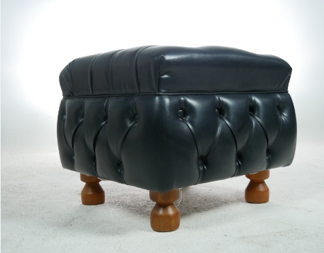 Puff Banqueta Chesterfield Quadrado Pés Madeira - Corino Preto