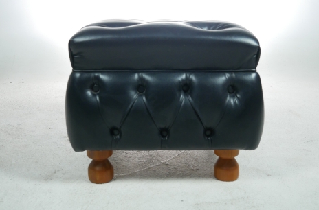 Puff Banqueta Chesterfield Quadrado Pés Madeira - Corino Preto