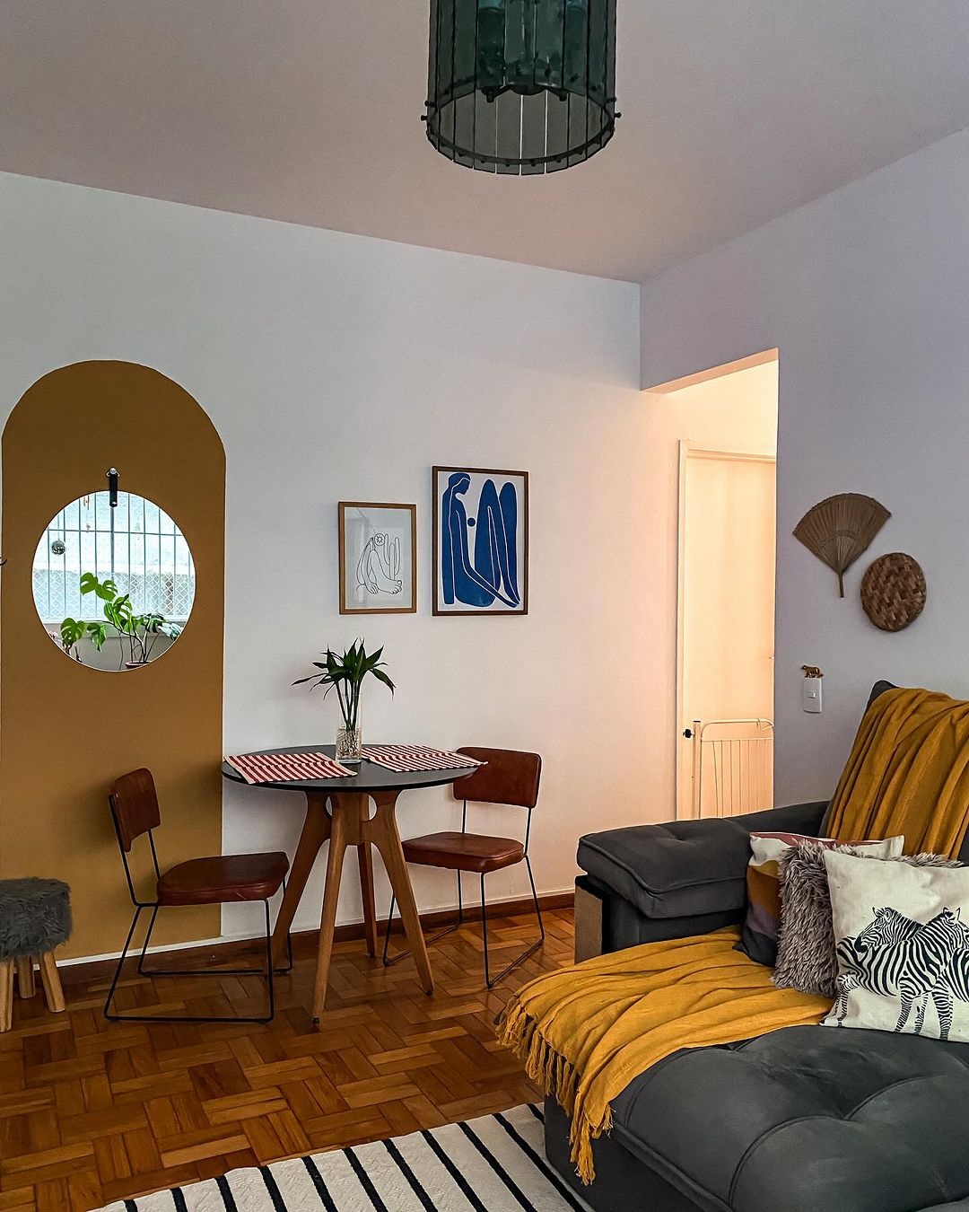 Cadeira de Jantar Roma Courissimo Marrom Base Aço Preto - OOCA Móveis