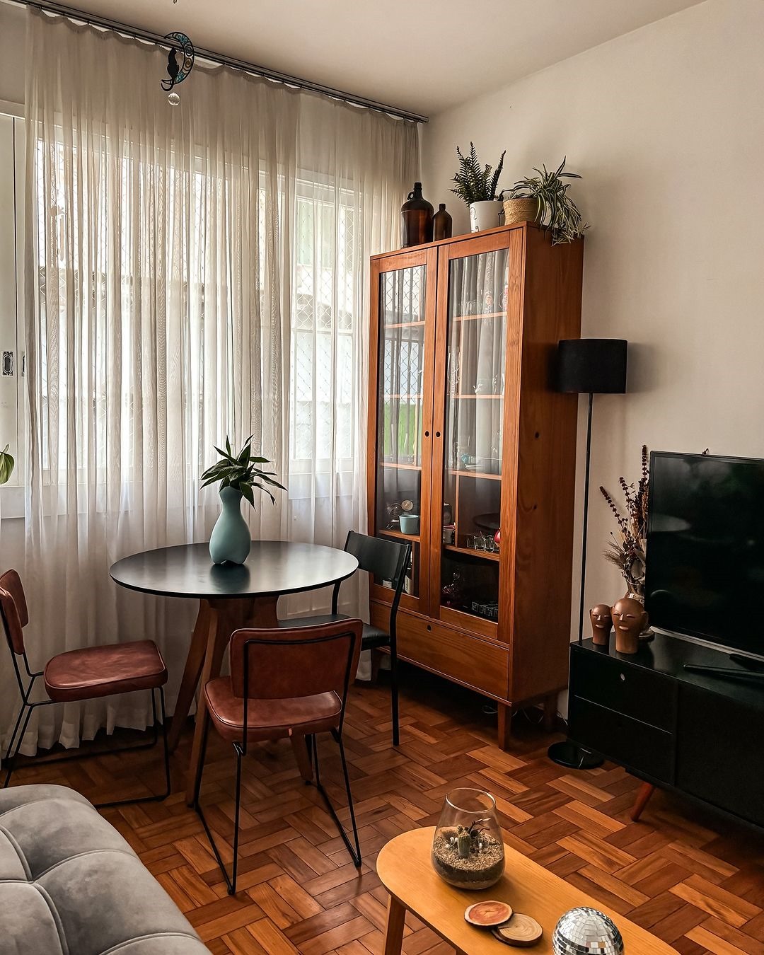 Cadeira de Jantar Roma Courissimo Marrom Base Aço Preto - OOCA Móveis