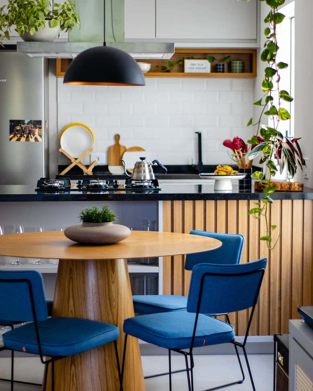 Cadeira de Jantar Roma Tecido Linho Azul Base Aço Preto - OOCA Móveis