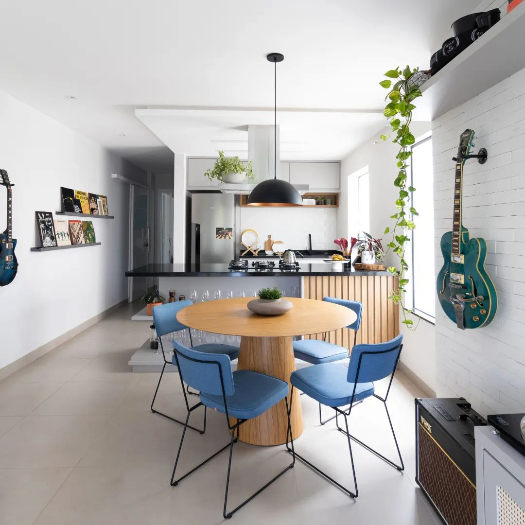 Cadeira de Jantar Roma Tecido Linho Azul Base Aço Preto - OOCA Móveis
