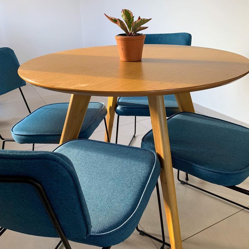Cadeira de Jantar Roma Tecido Linho Azul Base Aço Preto - OOCA Móveis