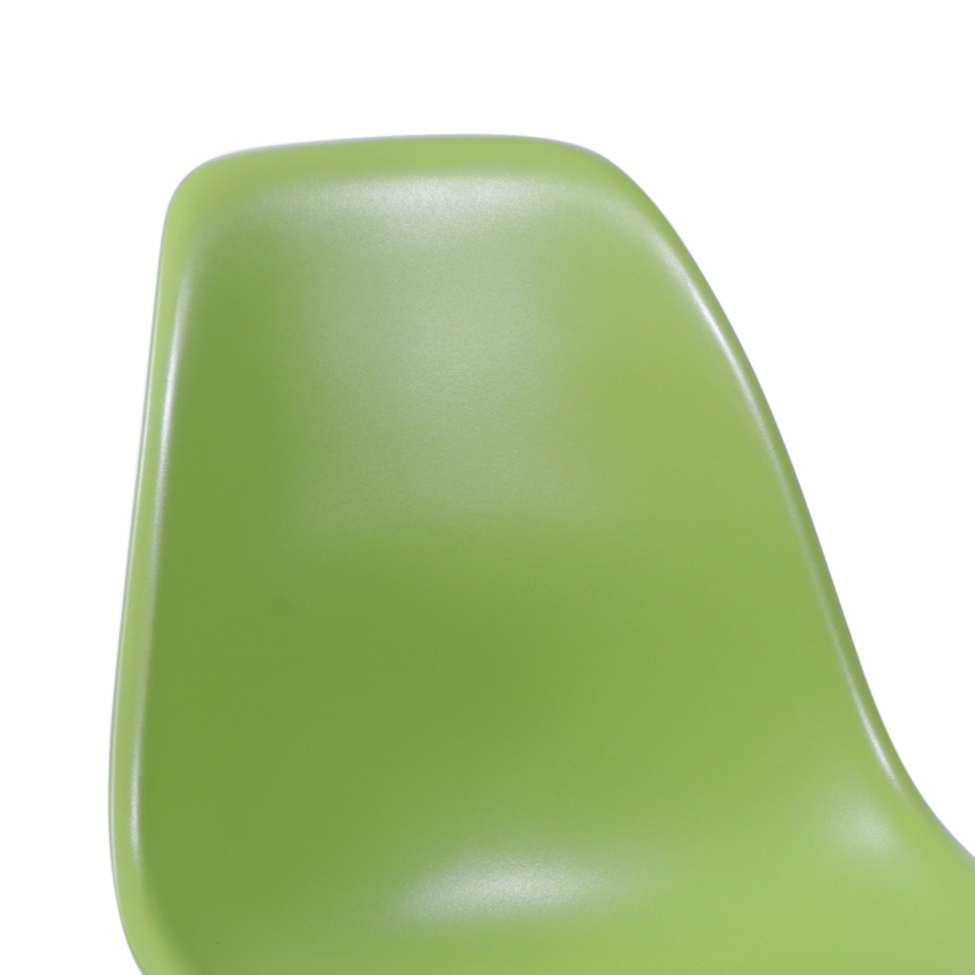 Cadeira Eames Base Madeira e Verde
