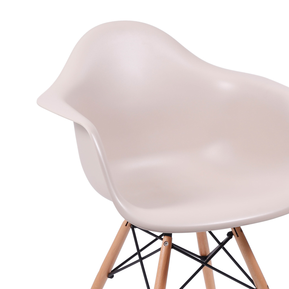 Cadeira Eames Eiffel com Braço Fendi Base Madeira