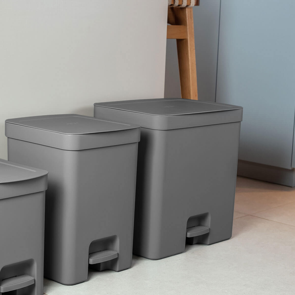 Conjunto 2 Lixeiras de Cozinha com Pedal e Aro Interno 12L e 20L OU Trium Chumbo