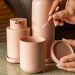 Kit Banheiro Bold Saboneteira Porta Escova Sanitária Lixeira 6L Porta Algodão Rosa