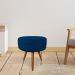 Puff Banqueta Redonda Nina Suede Azul Marinho Pés Palito Castanho - Pallazio