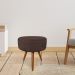 Puff Banqueta Redonda Nina Suede Marrom Pés Palito Castanho - Pallazio