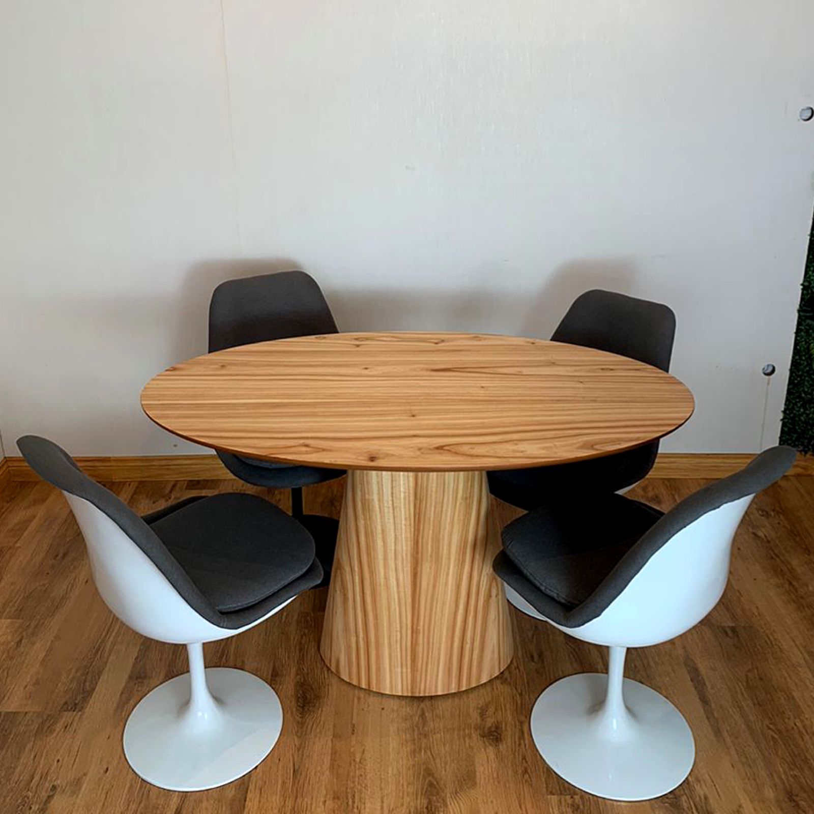 Mesa de Jantar Cone Oval 160x90 cm Tampo Cinamomo Base Cinamomo