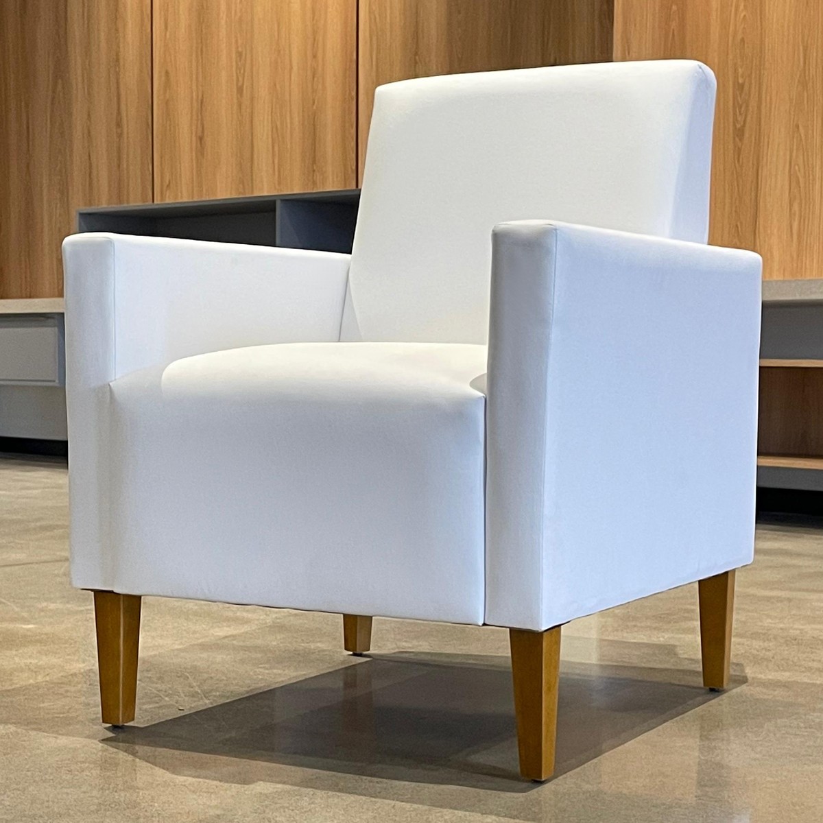 Poltrona Decorativa Para Sala Pé Madeira Gabi Corino Branco - Phoenix