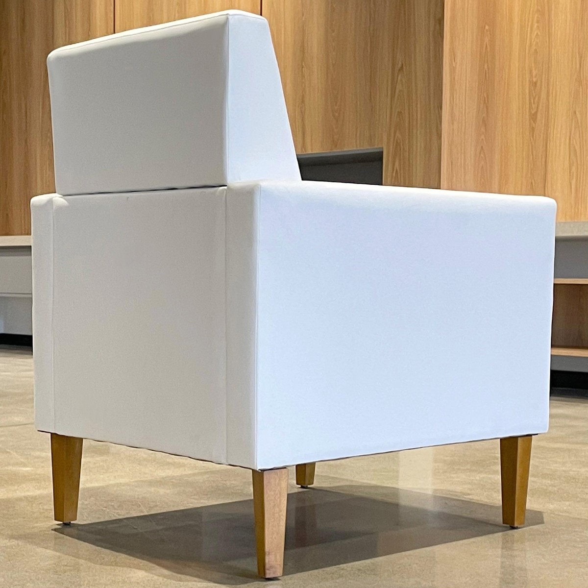 Poltrona Decorativa Para Sala Pé Madeira Gabi Corino Branco - Phoenix