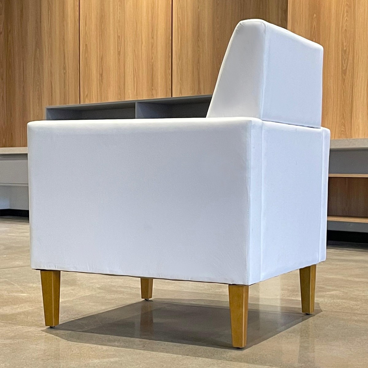 Poltrona Para Sala Pés de Madeira Kit 2 Gabi Sintético Branco - Phoenix