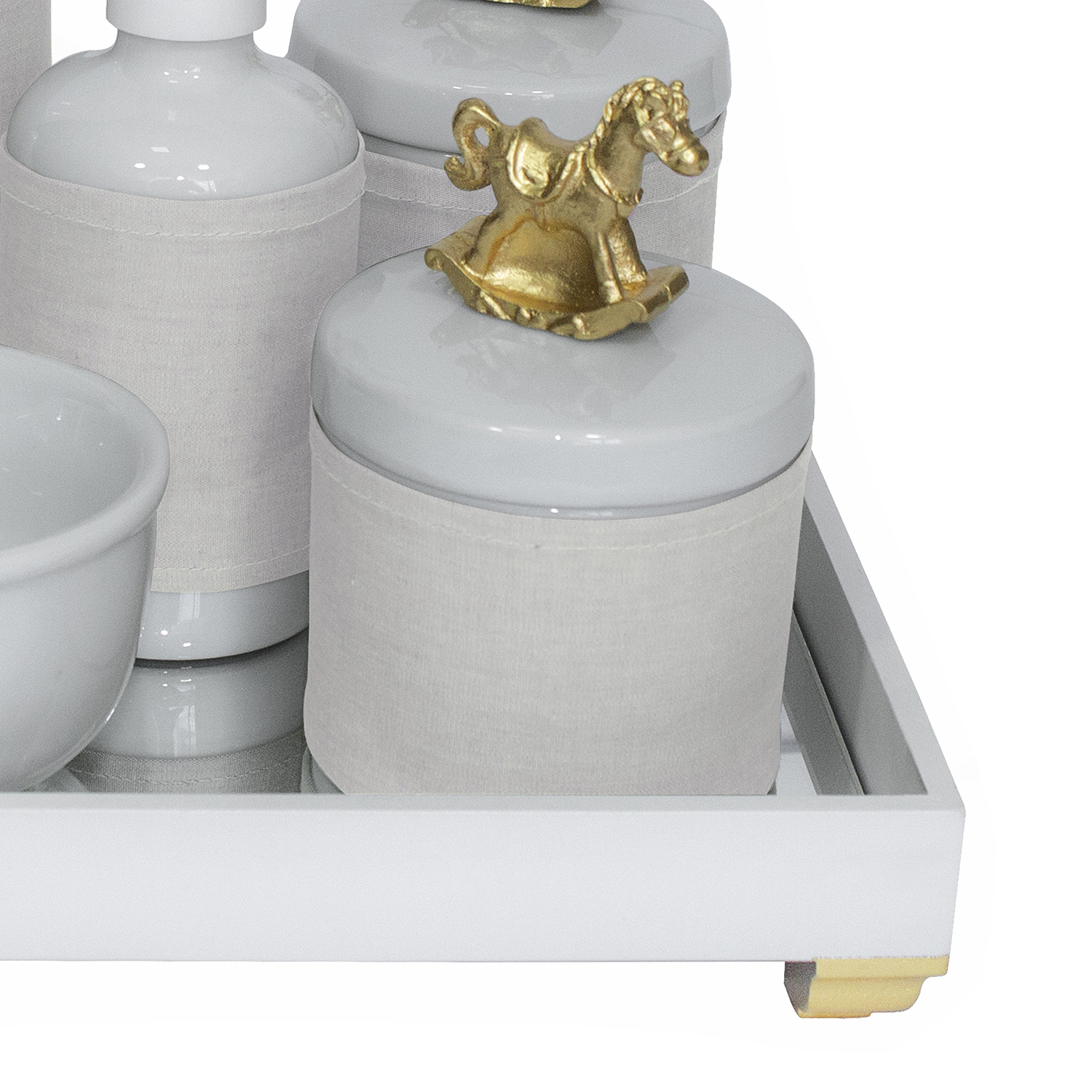 Kit Higiene Espelho Completo Porcelanas, Garrafa Pequena e Capa Cavalinho Dourado Quarto Bebê Unissex