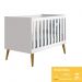 Dormitório Completo Infantil Theo 3 Portas, Cômoda 6 Gavetas, Berço Branco Fosco com Pés Amadeirado e Colchão D18 - Reller Móveis