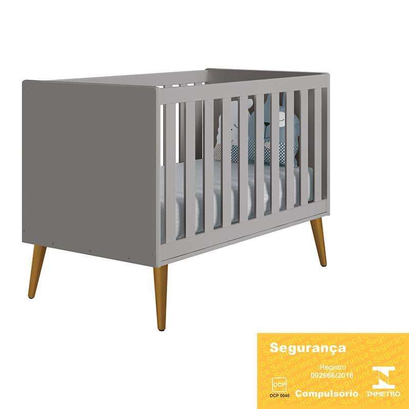 Dormitório Completo Infantil Theo 3 Portas, Cômoda 6 Gavetas, Berço Cinza Fosco com Pés Amadeirado e Colchão D18 - Reller Móveis