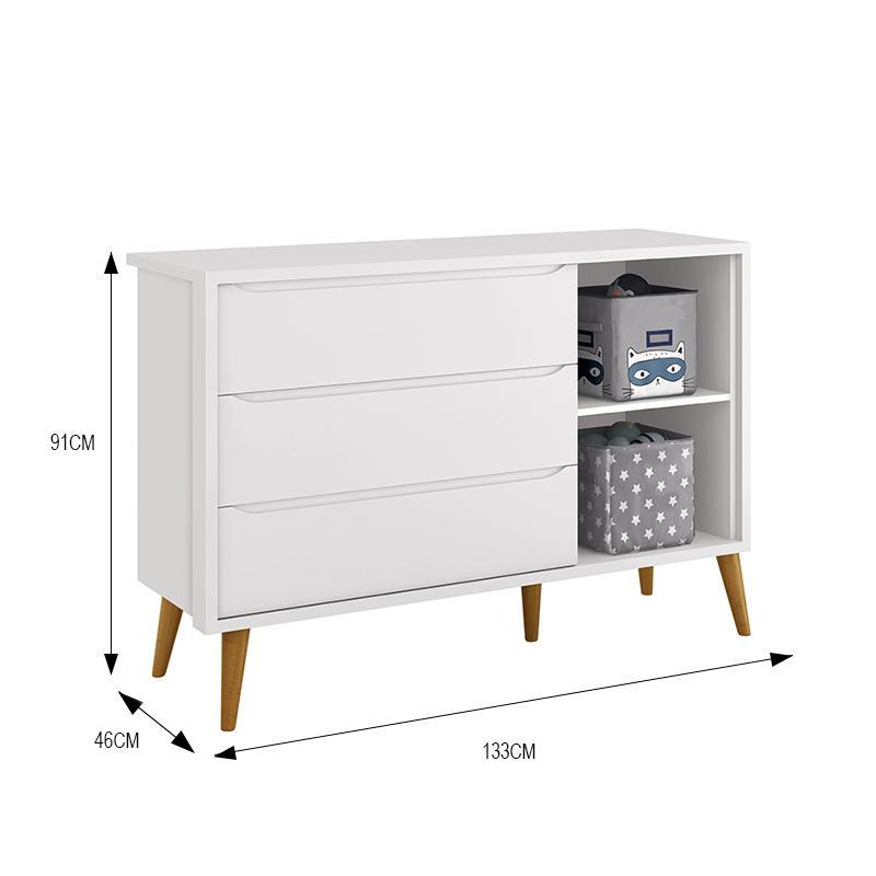 Dormitório Infantil Theo Retrô 3 Portas, Cômoda 1 Porta, Berço, Mesa de Apoio Branco Fosco com Pés Amadeirado e Colchão D18 - Reller Móveis