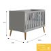 Dormitório Infantil Theo Retrô 3 Portas, Cômoda 1 Porta, Berço, Mesa de Apoio Cinza Fosco com Pés Amadeirado e Colchão - Reller Móveis