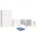 Dormitório Infantil Theo Retrô 3 Portas, Cômoda, Berço, Mesa de Apoio Branco Fosco com Pés Madeira Natural e Colchão - Reller Móveis