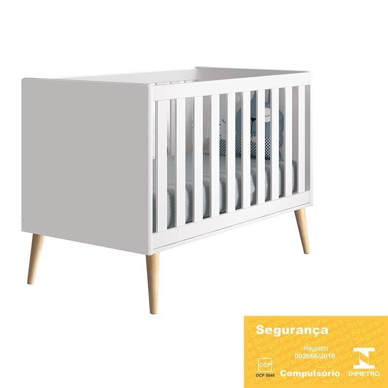 Dormitório Infantil Theo Retrô 3 Portas, Cômoda, Berço, Mesa de Apoio Branco Fosco com Pés Madeira Natural e Colchão - Reller Móveis
